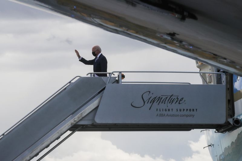 © Reuters. الرئيس الأمريكي جو بايدن يحيي مودعيه قبل مغادرته دنفر في كولورادو يوم الثلاثاء. تصوير: رويترز.