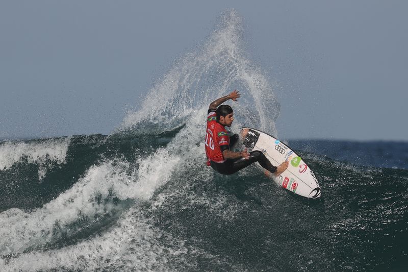 &copy; Reuters. Gabriel Jesus durante etapa do Mundial de surfe
19/04/2021
REUTERS/Loren Elliott