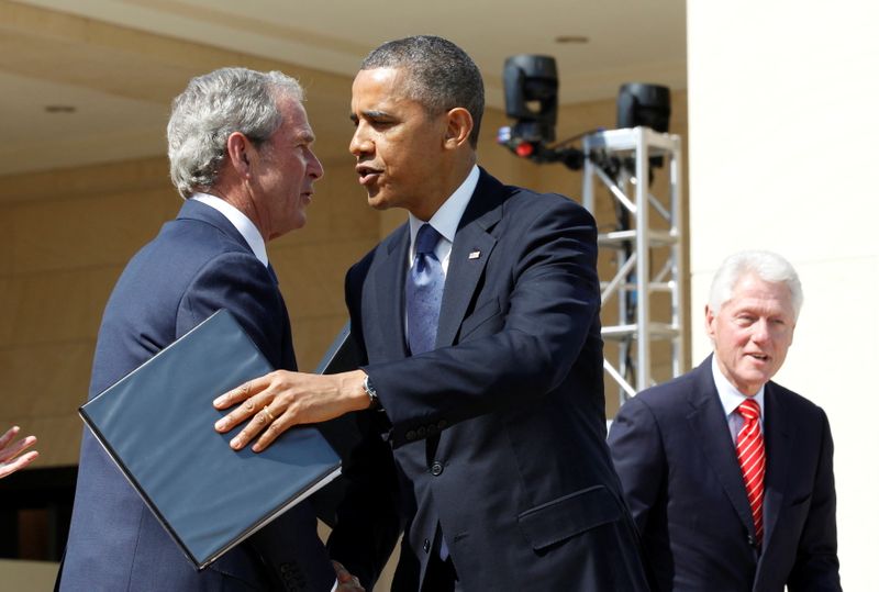 © Reuters. صورة من أرشيف رويترز تجمع بين ثلاثة رؤساء سابقين للولايات المتحدة وهم جورج دبليو بوش وبيل كلينتون وباراك أوباما.