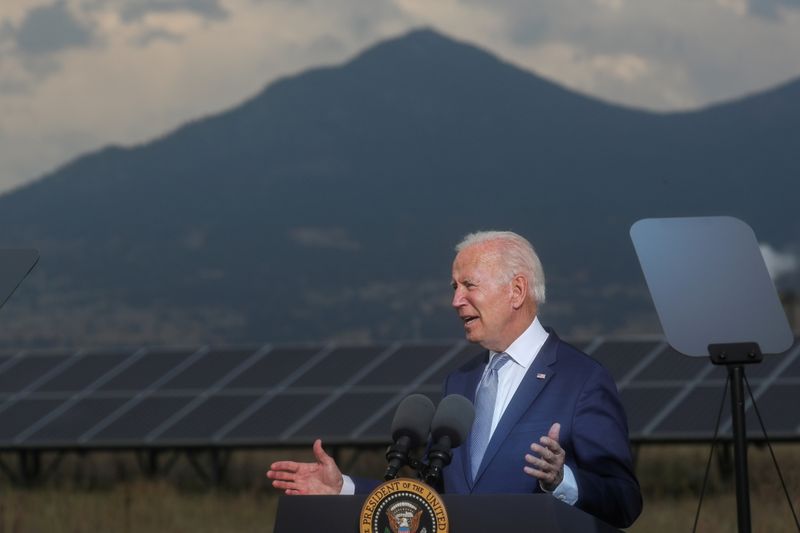 &copy; Reuters. الرئيس الأمريكي جو بايدن يدلي بتصريحات خلال زيارته لمقر المختبر الوطني للطاقة المتجددة في أرفادا بولاية  كولورادو  يوم الثلاثاء. تصوير: روي