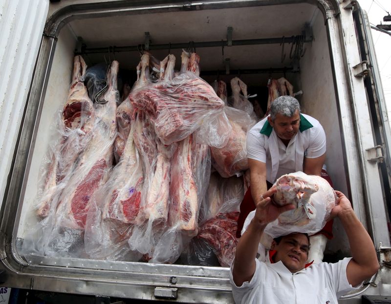 © Reuters. صورة من أرشيف رويترز لعمال أثناء تفريغ شاحنة من اللحوم في ساو باولو بالبرازيل.