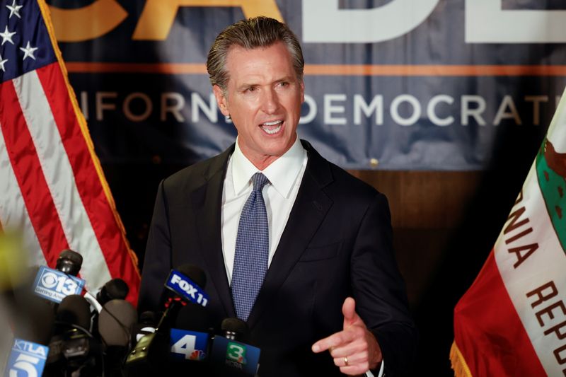 © Reuters. California Governor Gavin Newsom makes an appearance after the polls close on the recall election, at the California Democratic Party headquarters in Sacramento, California, U.S., September 14, 2021. REUTERS/Fred Greaves