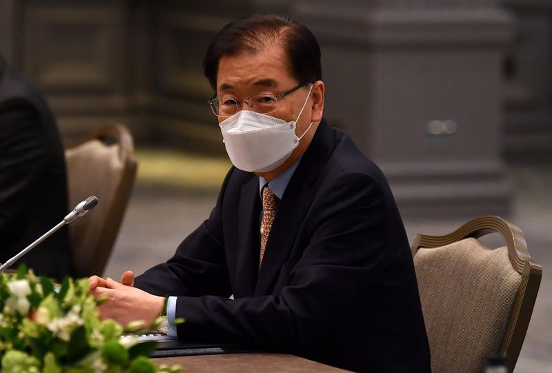 &copy; Reuters. تشونج إيوي-يونج وزير خارجية كوريا الجنوبية يرتدي الكمامة خلال محادثات في لندن يوم 3 مايو ايار 2021. صورة لرويترز من ممثل لوكالات الأنباء.