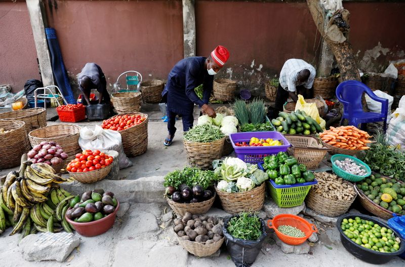 &copy; Reuters. FILE PHOTO: Vendors sell vegetables at a street market in Victoria Island, in Lagos, Nigeria January 15, 20201. Picture taken January 15, 2021. REUTERS/Temilade Adelaja/File Photo