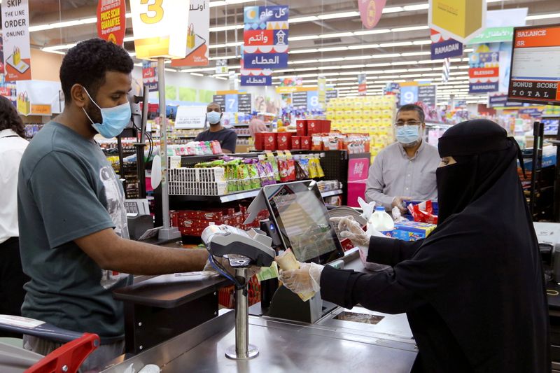 © Reuters. FILE PHOTO: People wearing protective face masks and gloves shop at a supermarket, following the outbreak of the coronavirus disease (COVID-19), in Riyadh, Saudi Arabia May 11, 2020. REUTERS/Ahmed Yosri/File Photo