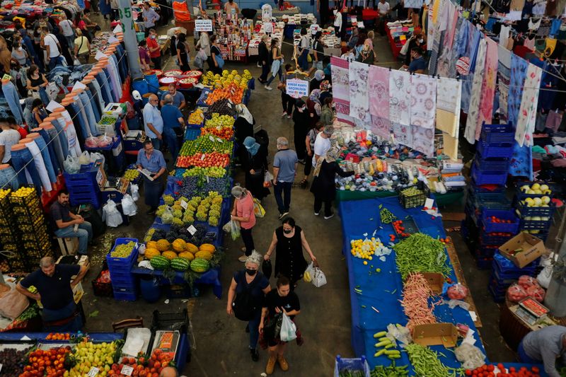 &copy; Reuters. FOTO DE ARCHIVO: Vista del interior de un mercado local en Estambul, Turquía, el 14 de septiembre de 2021. REUTERS/Dilara Senkaya