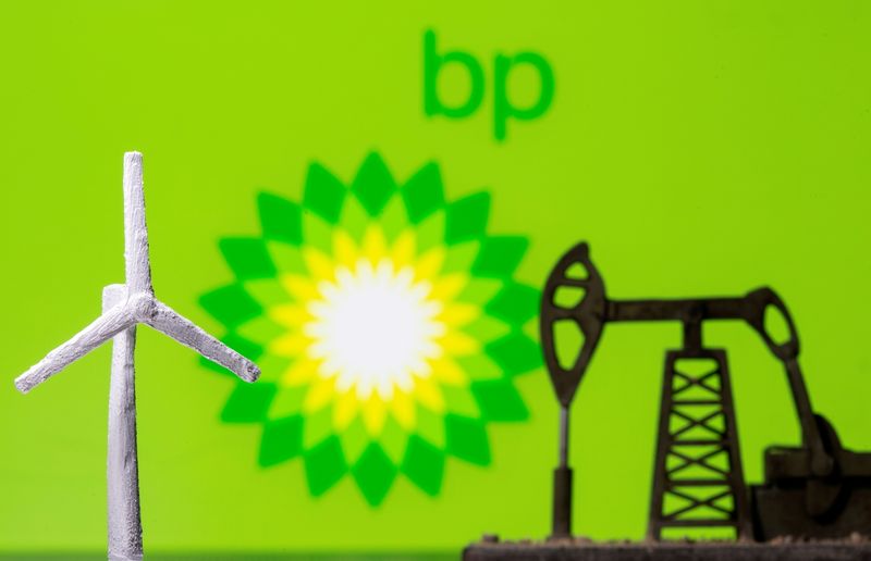 &copy; Reuters. FILE PHOTO: A 3D printed windmill and oil pump jack are seen in front of displayed BP (British Petroleum) logo in this illustration picture, August 11, 2021. REUTERS/Dado Ruvic/Illustration/File Photo