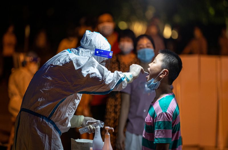&copy; Reuters. عامل بمجال الصحة يأخذ عينة من أحد سكان إقليم فوجيان لإجراء اختبار الكشف عن فيروس كورونا يوم 14 سبتمبر أيلول 2021. صورة لرويترز. يحظر استخدام الص