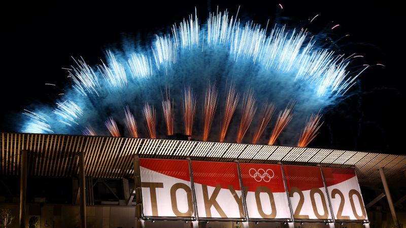 &copy; Reuters.     日本政府観光局（ＪＮＴＯ）が１５日表した８月の訪日外国人客数は２万５９００人（推計）だった。写真はオリンピック閉会式で打ち上げられた花火（２０２１年　ロイター／Thomas Pete