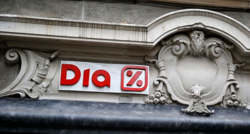 &copy; Reuters. FOTO DE ARCHIVO: El logotipo de DIA en un supermercado en el centro de Madrid, España, el 23 de febrero de 2015. REUTERS/Andrea Comas