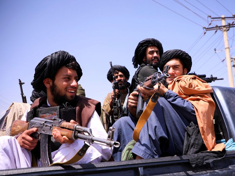 &copy; Reuters. أفراد من حركة طالبان أمام مطار حامد كرزاي في كابول يوم الثاني من سبتمبر أيلول 2021. تصوير: رويترز.