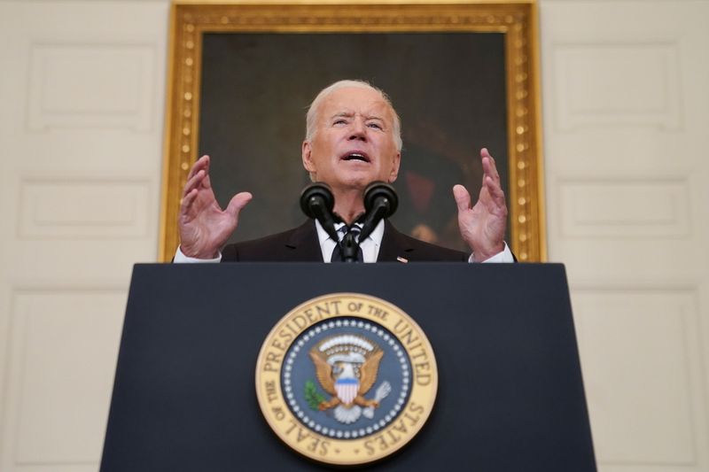 &copy; Reuters. FILE PHOTO: U.S. President Joe Biden delivers remarks on the Delta variant and his administration's efforts to increase vaccinations, from the State Dining Room of the White House in Washington, U.S., September 9, 2021. REUTERS/Kevin Lamarque