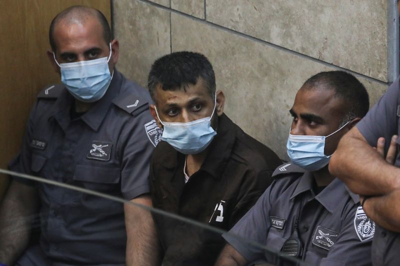 © Reuters. محمد العارضة يقف في المحكمة بعد اعتقاله من قبل القوات الإسرائيلية في الناصرة يوم 11 سبتمبر أيلول 2021. تصوير: عمار عوض - رويترز.