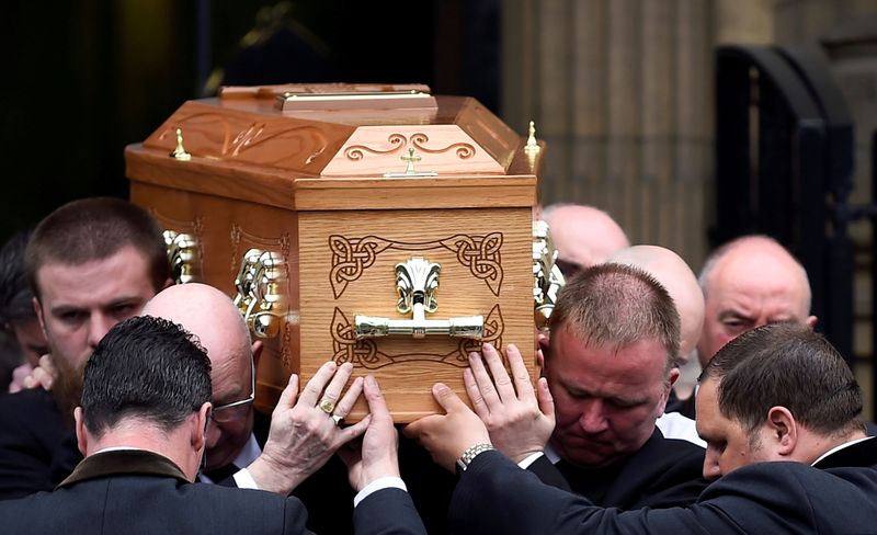 &copy; Reuters. Lors de l'enterrement de Lyra McKee, le 24 avril 2019. La police nord-irlandaise a annoncé mercredi avoir arrêté quatre hommes en lien avec le meurtre de la journaliste en 2019 à Londonderry, qui avait provoqué un vif émoi dans la province britanniq