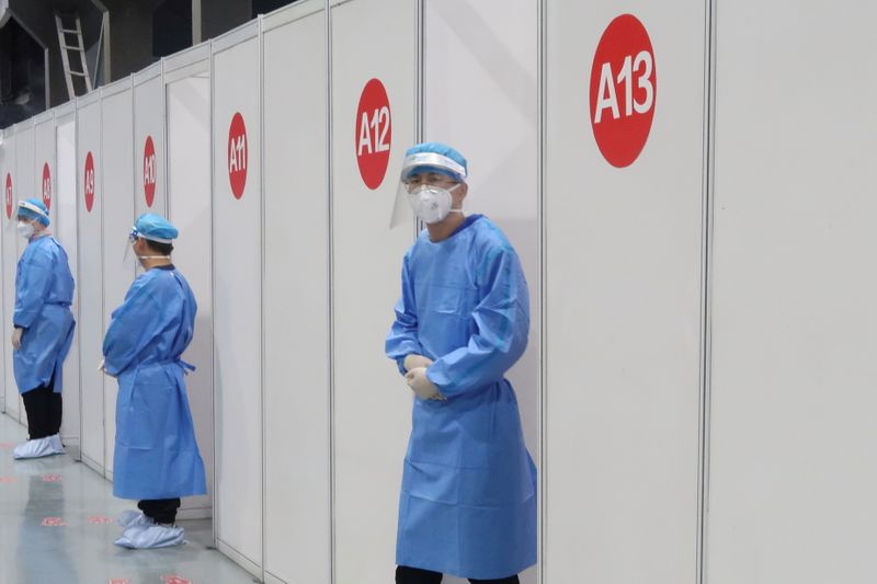 &copy; Reuters. 　中国国営テレビは１５日、国内の１２－１７歳の学生の９１％が新型コロナウイルスワクチンの接種を完了したと報じた。写真は北京の接種センター。４月撮影（２０２１年　ロイター／