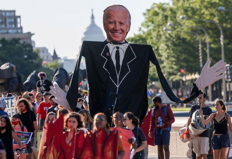 © Reuters. FILE PHOTO: Environmental activists march towards the White House to demand U.S. President Joe Biden stop fossil fuel projects and put climate justice at the heart of his infrastructure plans, in Washington, U.S., June 30, 2021. REUTERS/Evelyn Hockstein/File Photo