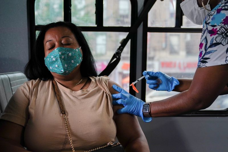 &copy; Reuters. FILE PHOTO: A person receives a dose of the Pfizer-BioNTech vaccine for the coronavirus disease (COVID-19), at a mobile inoculation site in the Bronx borough of New York City, New York, U.S., August 18, 2021.  REUTERS/David 'Dee' Delgado/File Photo