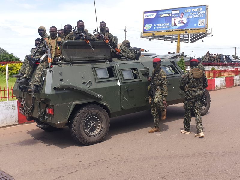 &copy; Reuters. قوات من جيش غينيا في العاصمة كوناكري يوم العاشر من سبتمبر أيلول 2021. صورة لرويترز تحظر إعادة بيعها أو حفظها في أرشيف.
