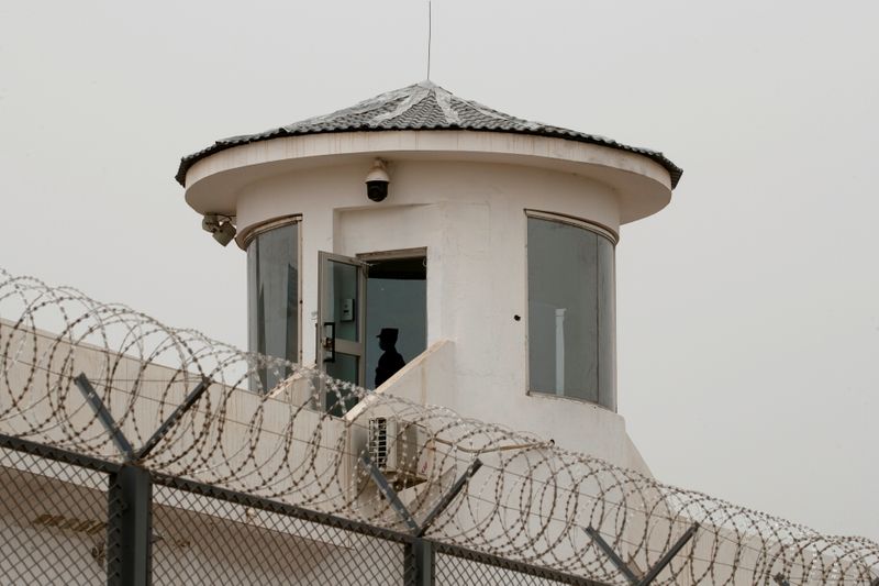 &copy; Reuters. Un guardia en una torre de vigilancia de la prisión de Kashgar en Kashgar, Región Autónoma Uigur de Xinjiang, China, 3 de mayo de 2021. REUTERS/Thomas Peter