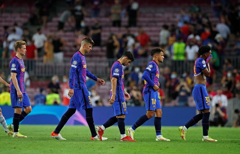 &copy; Reuters. El jugador del FC Barcelona Gerard Piqué y sus compañeros de equipo se muestran abatidos tras el partido contra el Bayern Munich en el Camp Nou, Barcelona, España,  14 de septiembre de 2021. REUTERS/Albert Gea