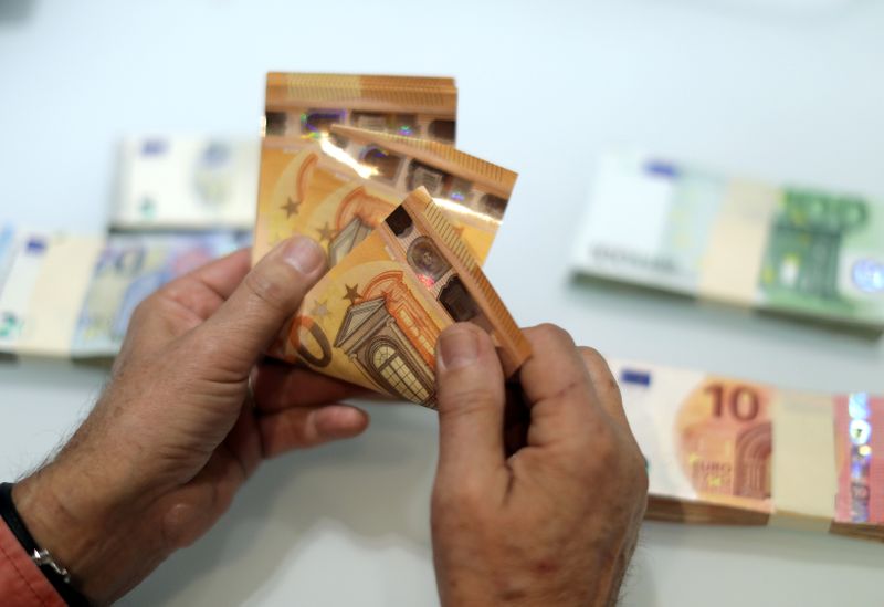 © Reuters. Le salaire minimum en France va être automatiquement augmenté le 1er octobre en raison de l'accélération de l'inflation. /Photo d'archives/REUTERS/Eric Gaillard