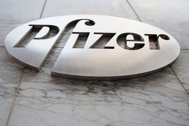 © Reuters. شعار شركة فايزر بمقرها في نيويورك في صورة من أرشيف رويترز.

