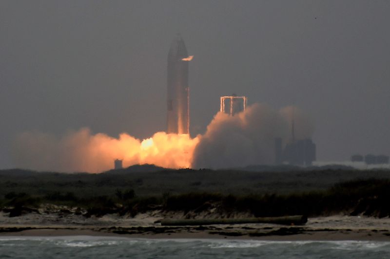 &copy; Reuters. SpaceX s'apprête à envoyer mercredi ses quatre premiers touristes spatiaux à bord d'une de ses fusées pour une mission spatiale de trois jours en orbite autour de la Terre, baptisée "Inspiration4", depuis Cap Canaveral, aux États-Unis. Photo d'archi
