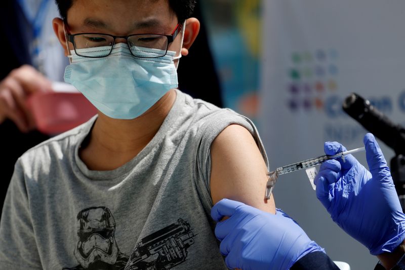 &copy; Reuters. FILE PHOTO: Brendan Lo (13) receives a dose of the Pfizer-BioNTech vaccine for the coronavirus disease (COVID-19) at Northwell Health's Cohen Children's Medical Center in New Hyde Park, New York, U.S., May 13, 2021. REUTERS/Shannon Stapleton