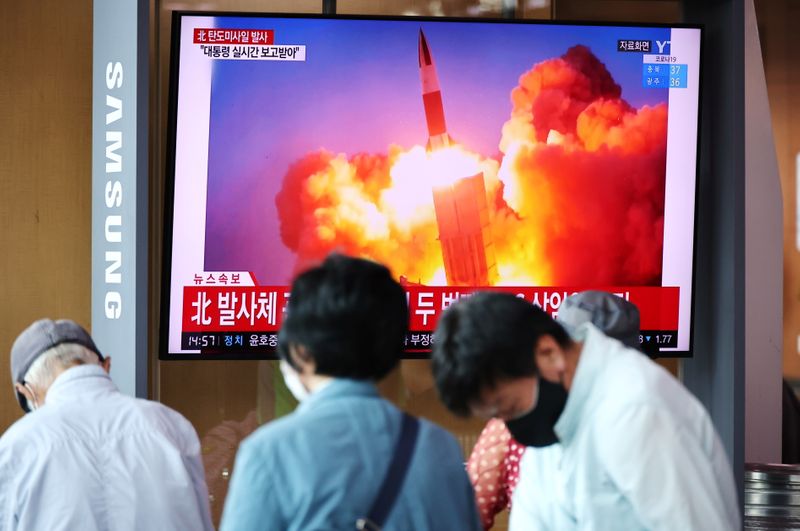 © Reuters. شاشة تلفزيون في سول تعرض تقريرا إخباريا عن إطلاق كوريا الشمالية صاروخين باليستيين على ما يبدو قبالة ساحلها الشرقي يوم الأربعاء. تصوير: كيم هونج-جي - رويترز.  
