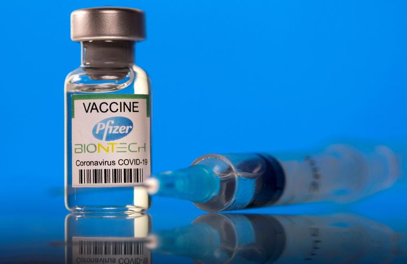 &copy; Reuters. FILE PHOTO: A vial labelled with the Pfizer-BioNTech coronavirus disease (COVID-19) vaccine is seen in this illustration picture taken March 19, 2021. REUTERS/Dado Ruvic/Illustration