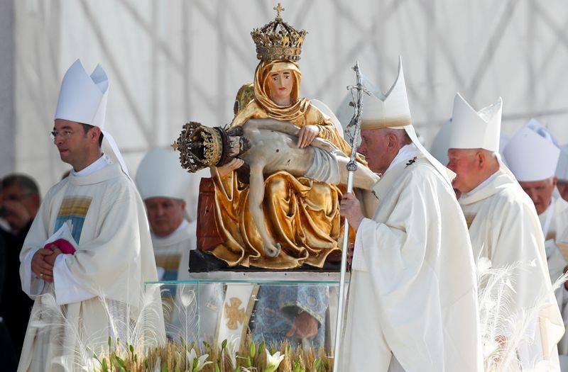 &copy; Reuters. El papa Francisco celebra una misa en la Basílica de Nuestra Señora de los Siete Dolores en Sastin, Eslovaquia. 15 de septiembre, 2021. REUTERS/David Cerny