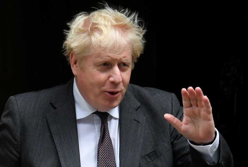&copy; Reuters. رئيس الوزراء البريطاني بوريس جونسون خارج داونينج ستريت في لندن يوم الأربعاء. تصوير: توبي ميلفيل - رويترز.
