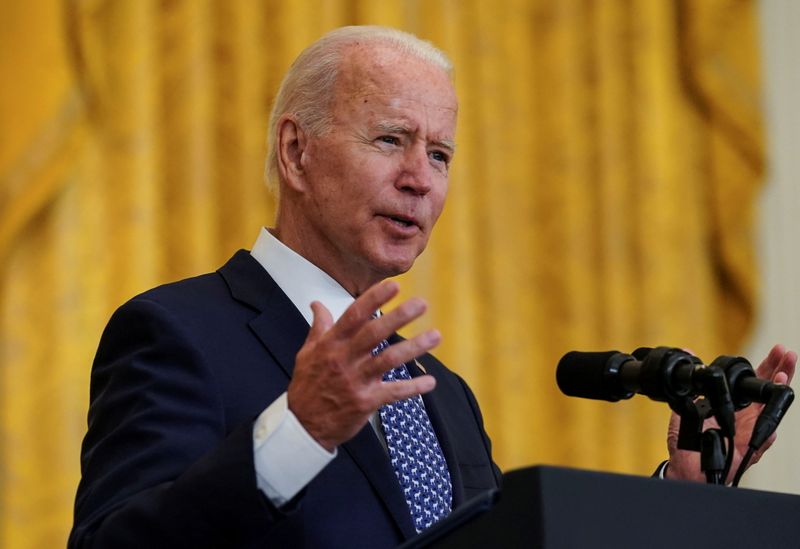 © Reuters. FOTO DE ARCHIVO: El presidente de Estados Unidos, Joe Biden, pronuncia un discurso en la Sala Este de la Casa Blanca en Washington, Estados Unidos, 8 de septiembre de 2021. REUTERS/Kevin Lamarque