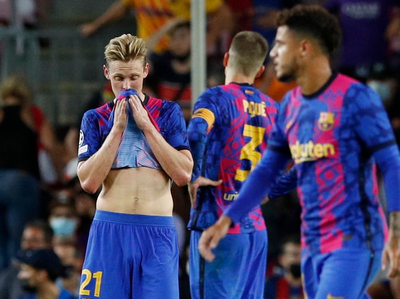 &copy; Reuters. Sep 14, 2021 
Foto del martes de los jugadores del Barcelona reaccionando tras el tercer gol del Bayern Munich en el partido por la Champions. 

REUTERS/Albert Gea