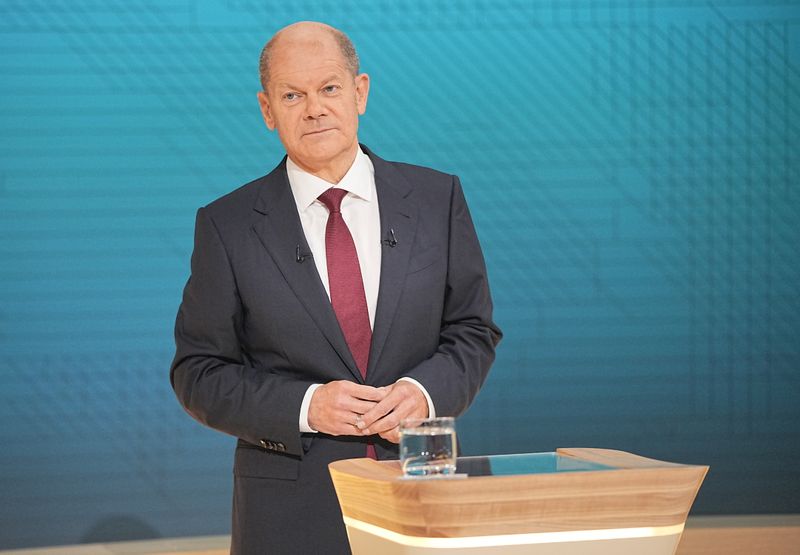 &copy; Reuters. FILE PHOTO: German Finance Minister and Social Democratic Party (SPD) candidate Olaf Scholz before a televised debate of the candidates to succeed Angela Merkel as German chancellor in Berlin,?Germany, September 12, 2021. Chairwoman of Buendnis 90/Die Gru
