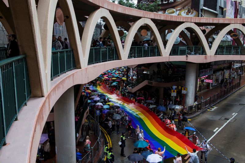 &copy; Reuters. Participantes exibem bandeira do arco-íris durante Parada do Orgulho em Hong Kong
08/11/2014
REUTERS/Tyrone Siu