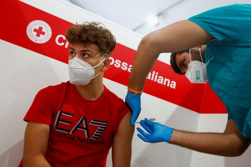 &copy; Reuters. Jovem é vacinado contra Covid-19 em Roma
16/08/2021
REUTERS/Guglielmo Mangiapane
