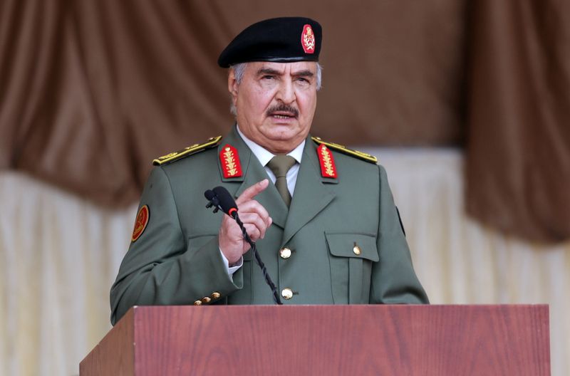 &copy; Reuters. خليفة حفتر قائد قوات شرق ليبيا (الجيش الوطني الليبي) في صورة من أرشيف رويترز.