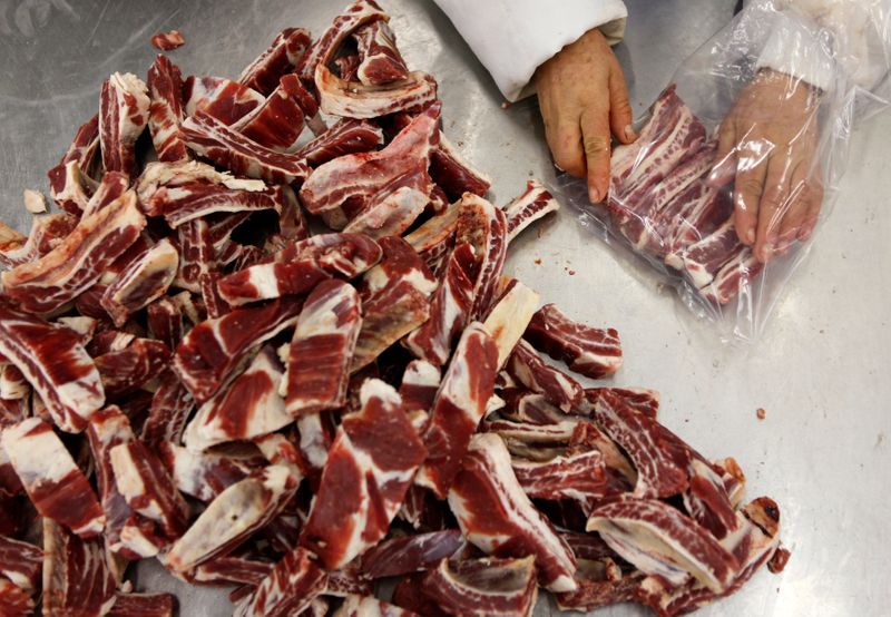&copy; Reuters. Foto de archivo. Producción de carne bovina en frigorífico de Brasil
15/09/2021
REUTERS/Paulo Whitaker (BRAZIL - Tags: ANIMALS FOOD EMPLOYMENT BUSINESS)
