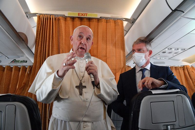 &copy; Reuters. El Papa Francisco habla con la prensa a bordo del vuelo de Alitalia que les lleva desde Bratislava, Eslovaquia, a Roma, Italia. 15 septiembre 2021. Tiziana Fabi/Pool vía Reuters