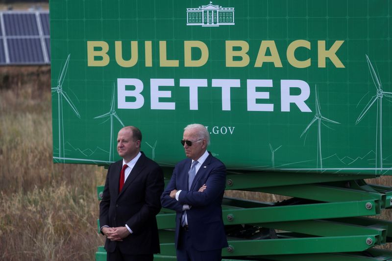 &copy; Reuters. FILE PHOTO: U.S. President Joe Biden stands next to Governor of Colorado Jared Polis during a visit to the Flatirons Campus Laboratories and Offices of the National Renewable Energy Laboratory (NREL), in Arvada, Colorado, U.S. September 14, 2021. REUTERS/