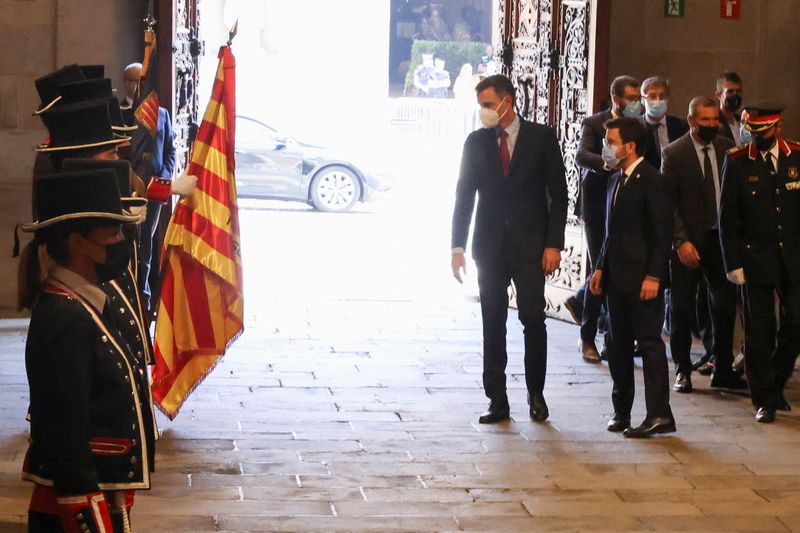 &copy; Reuters. El presidente regional de Cataluña Pere Aragones camina a Pedro Sanchez en el Palau de la Generalitat en Barcelona, España, 15 de septiembre del 2021. REUTERS/Nacho Doce
