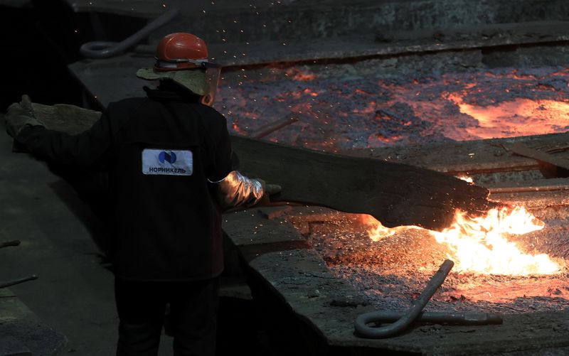 &copy; Reuters. FILE PHOTO: An employee works at Nadezhda Metallurgical Plant of Nornickel company, the world's leading nickel and palladium producer, in the Arctic city of Norilsk, Russia August 23, 2021. REUTERS/Tatyana Makeyeva