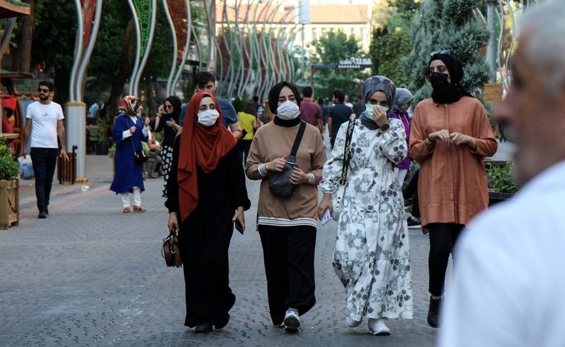 &copy; Reuters. نساء يضعن كمامات للوقاية من فيروس كورونا في ديار بكر بتركيا يوم 27 يوليو تموز 2021. تصوير رويترز. 