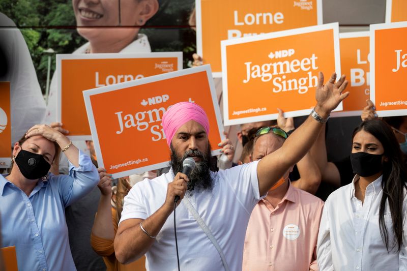 &copy; Reuters. FILE PHOTO: New Democratic Party (NDP) leader Jagmeet Singh makes an election campaign visit in Kitchener, Ontario, Canada September 14, 2021. REUTERS/Nick Iwanyshyn