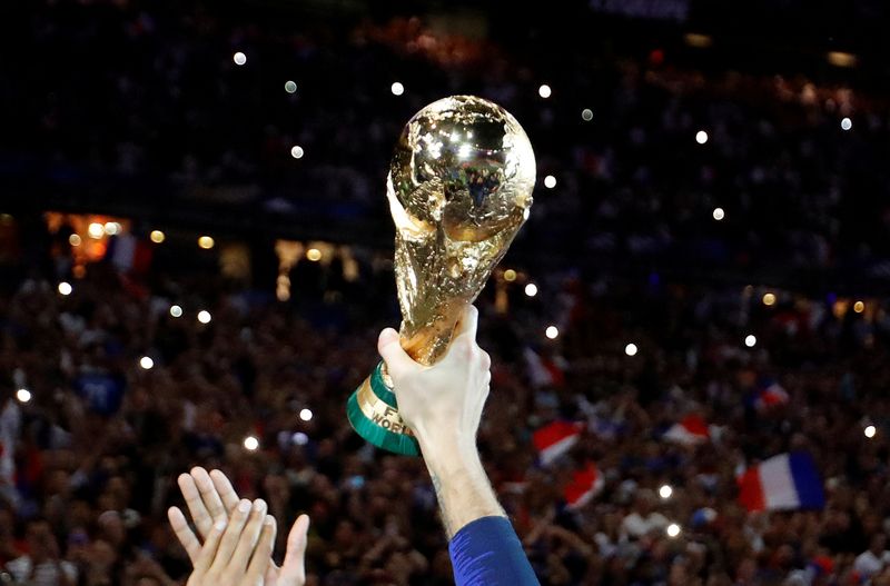 &copy; Reuters. FOTO DE ARCHIVO:  El francés Hugo Lloris celebra con el trofeo de la Copa del Mundo durante una ceremonia posterior al partido de la Liga de Naciones de la UEFA entre Francia y Países Bajos en el Stade de France, Saint-Denis, Francia. 9 de septiembre de