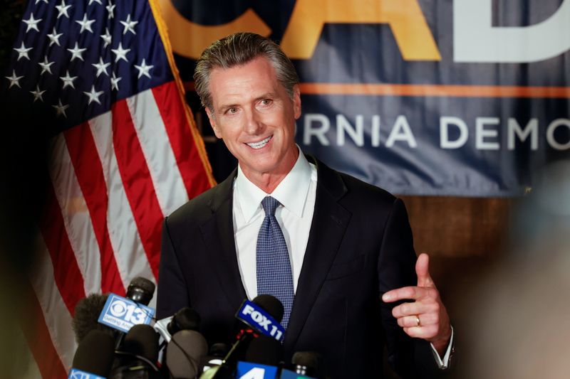 &copy; Reuters. １４日に実施された米カリフォルニア州のニューサム知事（民主党、写真）のリコール（解職請求）の賛否を問う住民投票で、反対票が過半数を大幅に上回り、ニューサム知事の続投が決ま