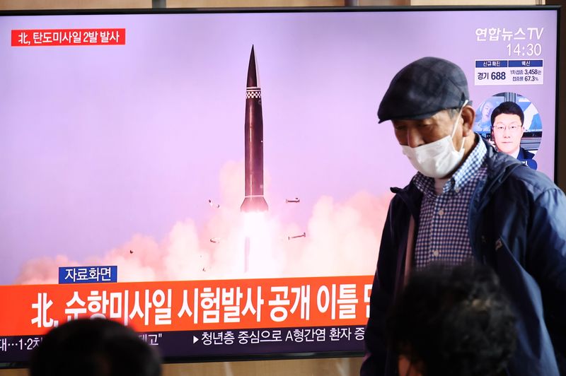 &copy; Reuters. People watch a TV broadcasting file footage of a news report on North Korea firing what appeared to be a pair of ballistic missiles off its east coast, in Seoul, South Korea, September 15, 2021. REUTERS/Kim Hong-Ji