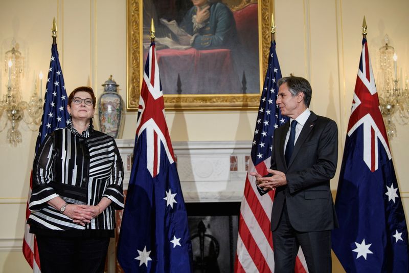 &copy; Reuters. Le sécretaire d'Etat Antony Blinken et son homologue australienne Marise Payne. Les Etats-Unis, le Royaume-Uni et l'Australie ont annoncé mercredi la constitution d'un nouveau partenariat de sécurité et de défense. /Photo prise le 15 septembre 2021/N