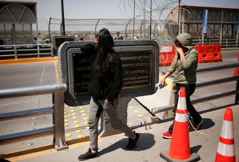 &copy; Reuters. Migrantes expulsados ​​de EEUU y regresados a México bajo el Título 42 caminan hacia México en el puente fronterizo internacional Paso del Norte, en esta imagen tomada desde Ciudad Juárez, México, el 9 de septiembre de 2021. REUTERS/Jose Luis Gon